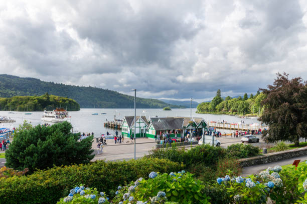 ウィンダミア湖水地方、イギリスの銀行 - ambleside ストックフォトと画像