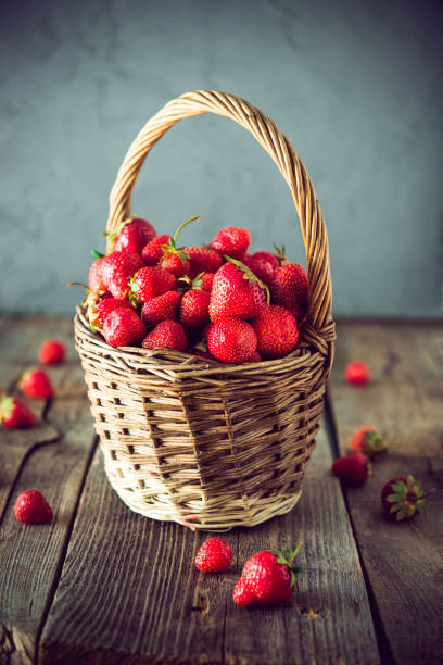 Ripe sweet strawberries in wicker basket on lold wooden rustic table. Agriculture farmer harvest. concept. Eco, organic vegitarian summer diet food. Vintage toning. Selective focus. Copy space fresas dulces maduras en cesta de mimbre sobre la mesa rústica de madera de ladrillones. cosecha del granjero de agricultura. concepto. eco, comida de dieta de verano vegetariano orgánico. tonificación de vintage. enfoque selectivo. copia espacio.