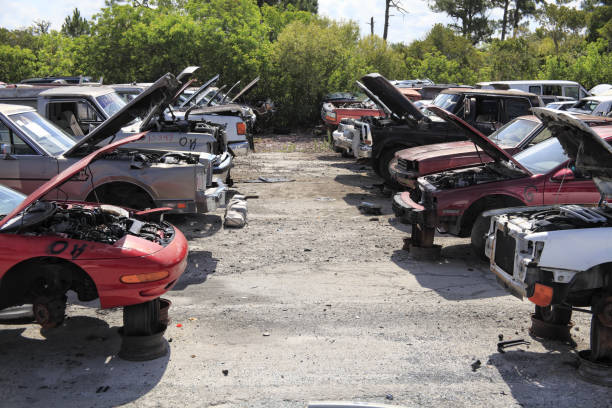 duża grupa zardzewiałych starych samochodów śmieci w rzędzie na złomowisku - car old rusty scrap metal zdjęcia i obrazy z banku zdjęć