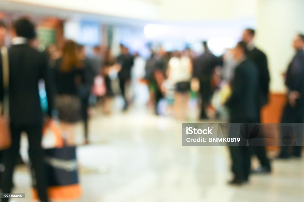 Activité personnes debout et la marche dans le Hall floue. - Photo de Abstrait libre de droits Activité personnes debout et la marche dans le Hall floue. - Photo de Abstrait libre de droits