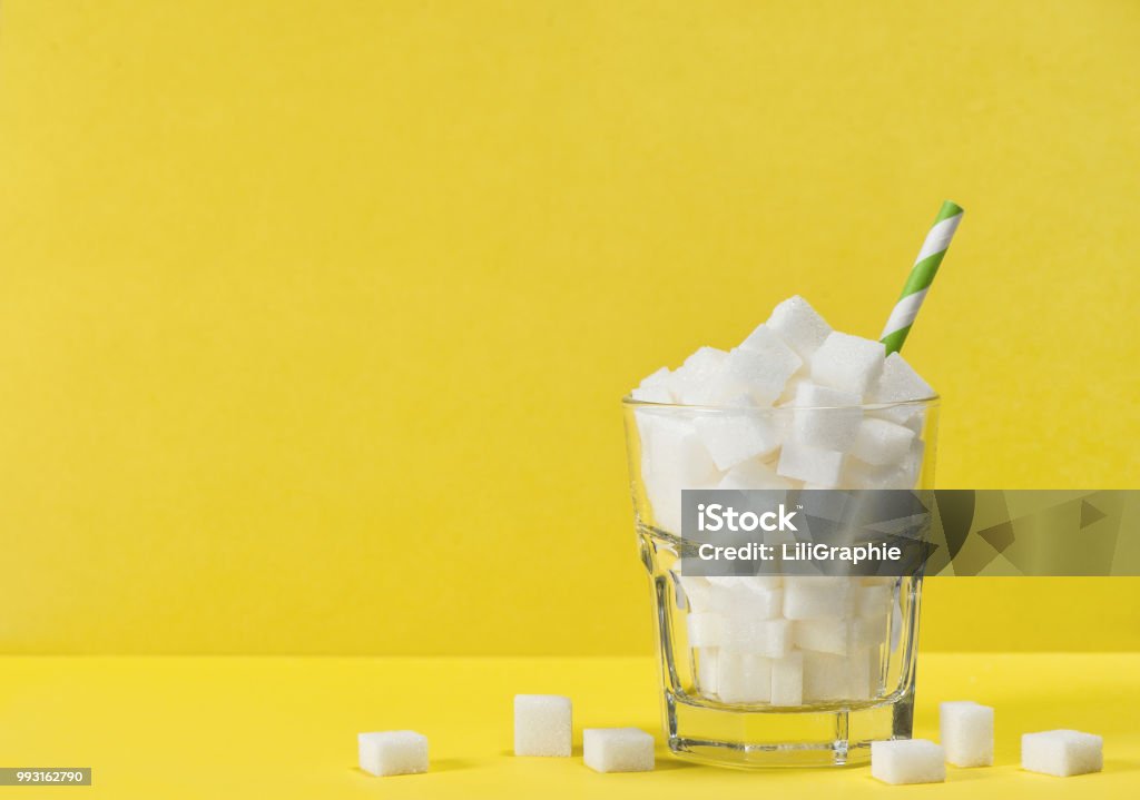 Verre sucre cubes poids régime alimentaire Santé detox concept de commande - Photo de Sucre libre de droits