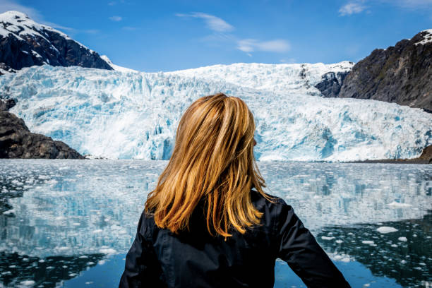 vrouw kijken naar gletsjer - foto’s van aarde stockfoto's en -beelden