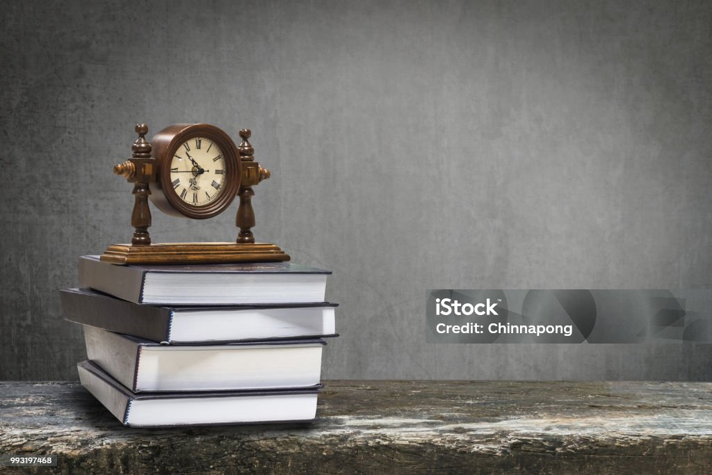 Retour à la notion d’éducation scolaire avec horloge le livre sur le tableau noir - Photo de Globe terrestre libre de droits