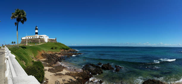 salvador bahia - vista panorámica del faro de barra y playa de barra - faro estructura de edificio fotografías e imágenes de stock