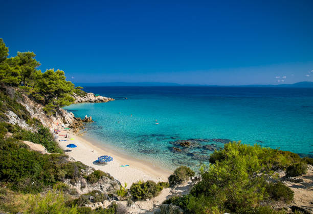 mega portokali strand an der ost küste von sithonia, chalkidiki, griechenland. - vacations halkidiki beach sand stock-fotos und bilder