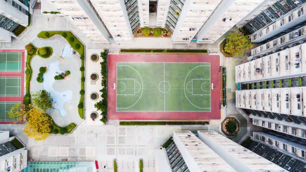 luft-hongkong-wohnsiedlung mit basketballplatz - court building stock-fotos und bilder