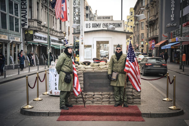 checkpoint charlie - west berlin stock-fotos und bilder