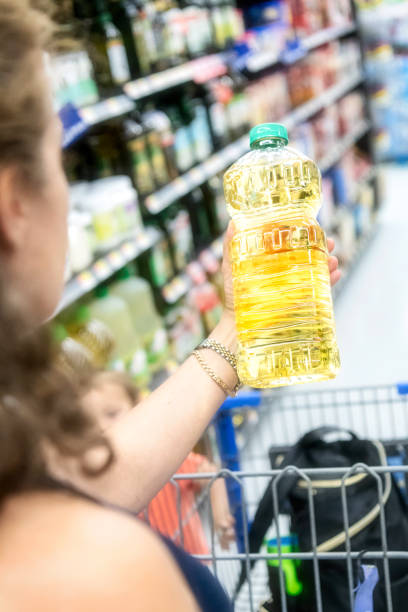 istock Shopping for cooking oil 993224178