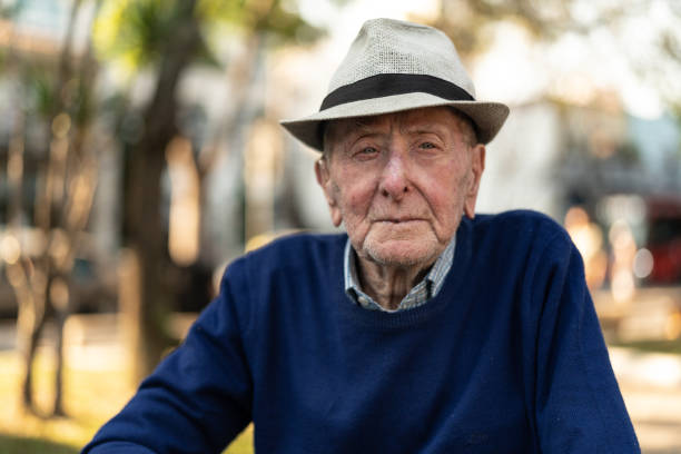 retrato masculino adulto senior; ele tem 91 anos - 99 - fotografias e filmes do acervo