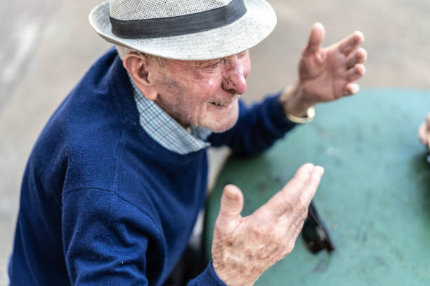 senior hombre adulto hablando; tiene 91 años de edad - italiano idioma fotografías e imágenes de stock