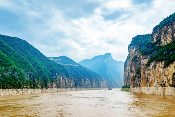 Yangtze River Three Gorges Majestic Qutang Gorge and Yangtze River - Baidicheng, Chongqing, China yangtze river stock pictures, royalty-free photos & images