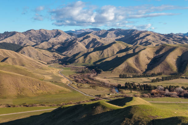 luftaufnahme des wither hills in der region marlborough, neuseeland - marlborough region zealand new landscape stock-fotos und bilder