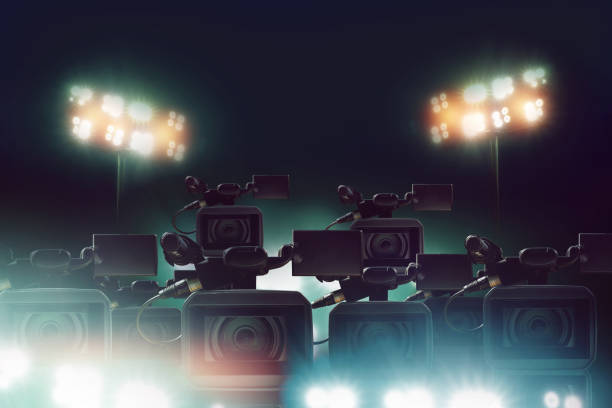 wiele kamer wideo prasy i reporter mediów ze światłem na stadionie, koncepcja kanału sportowego - lens camera home video camera nobody zdjęcia i obrazy z banku zdjęć