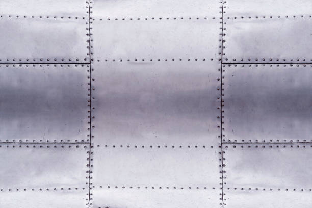 detail der alten grunge stück metallplatte mit bolzen, aluminium oberfläche hintergrund - flugzeugrumpf stock-fotos und bilder