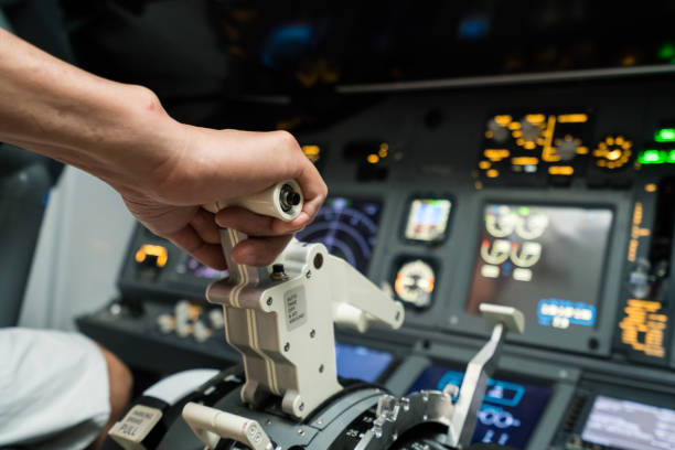 pulsando botones en la cabina del piloto - commercial airplane throttle lever cockpit fotografías e imágenes de stock