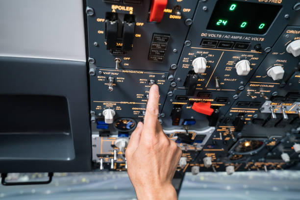 pilota che spinge i pulsanti nella cabina di pilotaggio - airplane cockpit taking off pilot foto e immagini stock