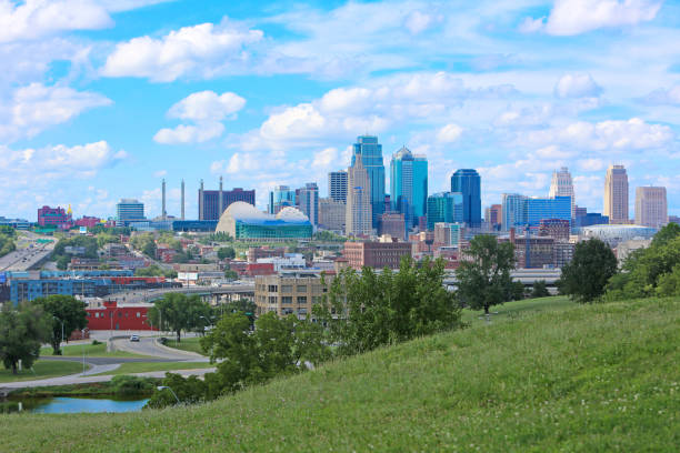 istock Kansas City Skyline Hills 993388264