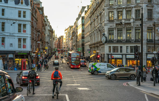 pendolari serali nel centro di londra - bicycle london england cycling safety foto e immagini stock