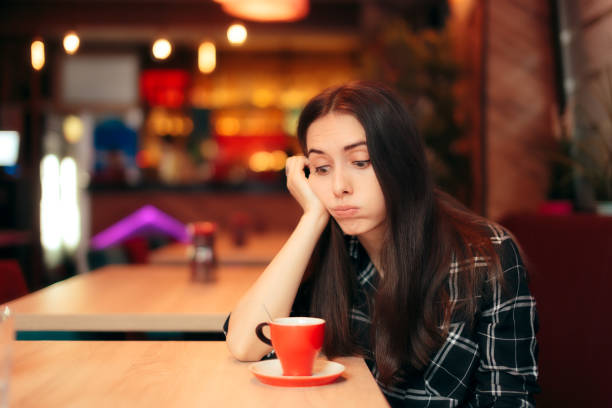 aburrido chica esperando a su cita en un café - pessimist women one person caucasian fotografías e imágenes de stock