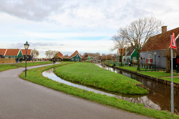 países baixos - zaanse schans - zaanse schans bridge house water - fotografias e filmes do acervo