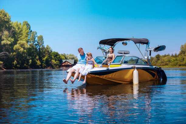 feliz pai e filha sentada na proa do barco - recreational boat - fotografias e filmes do acervo