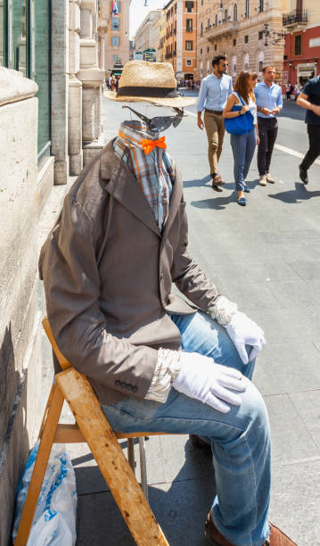 городская сцена с живой статуей невидимого человека в шляпе костюма и очках на городской улице - men suit invisible absence стоковые фото и изображения
