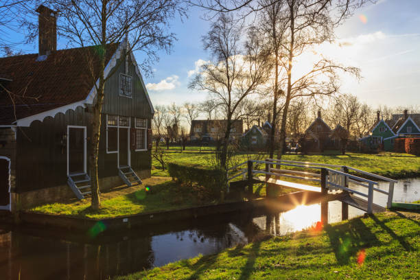 netherlands - zaanse schans - zaanse schans bridge house water imagens e fotografias de stock