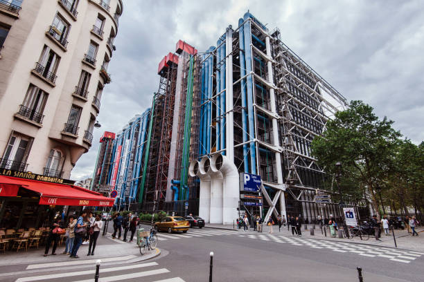 Centre Georges Pompidou Building in Paris Paris, France - August 11, 2017.Georges Pompidou center building - Paris national cultural centre and museum in Marais district. Industrial-looking exterior with colored pipes and ducts. pompidou center stock pictures, royalty-free photos & images