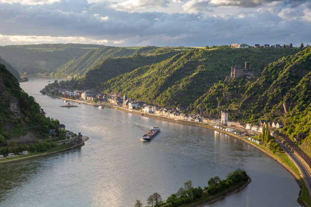 rhine valley landscape and sankt goarshausen view from the loreley rock germany - rhine gorge imagens e fotografias de stock