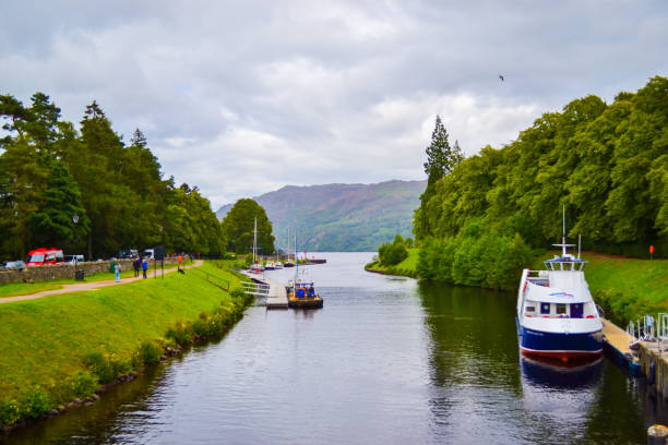 canale caledoniano a fort augustus, nelle highlands (scozia, regno unito) - scotland loch ness inverness fort augustus foto e immagini stock