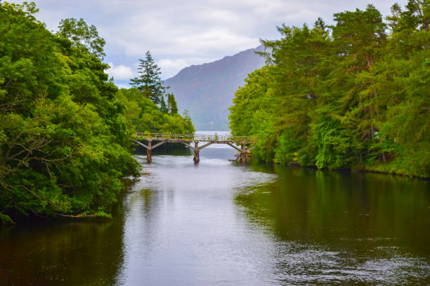 canale caledoniano a fort augustus, nelle highlands (scozia, regno unito) - scotland loch ness inverness fort augustus foto e immagini stock