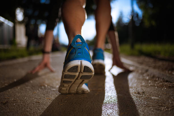 istock Young sports man in start position preparing to run 993593008