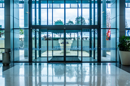 Entrada de puertas correderas automáticas de vidrio en centro comercial photo