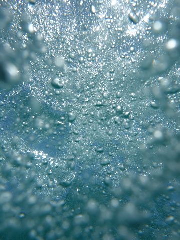 1449732139 istock De burbujas, nataci�n bajo el agua 993597778