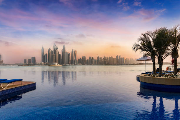 vista sullo skyline di dubai marina con una piscina di fronte - dubai yacht luxury marina foto e immagini stock