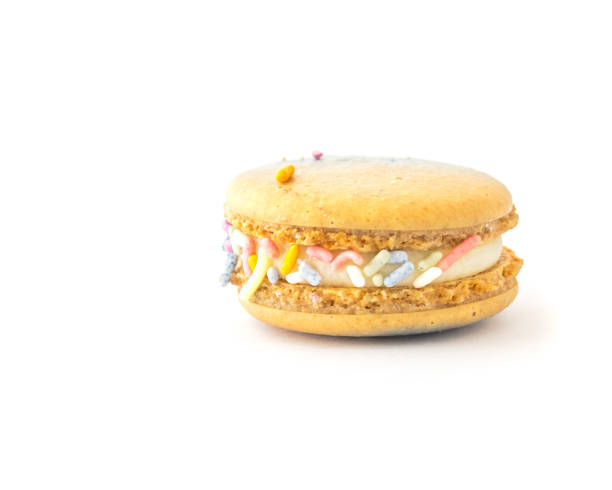 colorato e delizioso macaroon francese o macaron isolato su bianco - nonfat milk foto e immagini stock