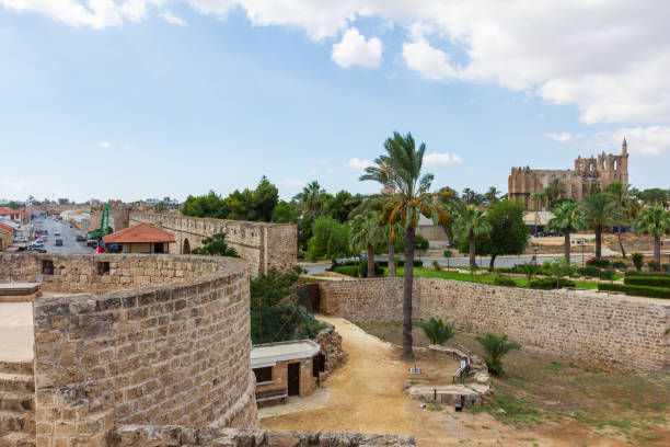 blick auf mittelalterliche famagusta aus othello turm mit kathedrale des heiligen nikolaus (lala mustafa pasha moschee) in der ferne - famagusta stock-fotos und bilder