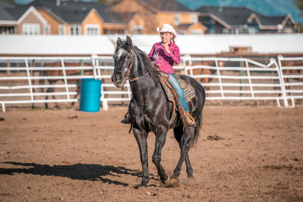 jovem vaqueira, andar a cavalo em uma fazenda - horseback riding cowboy riding recreational pursuit - fotografias e filmes do acervo