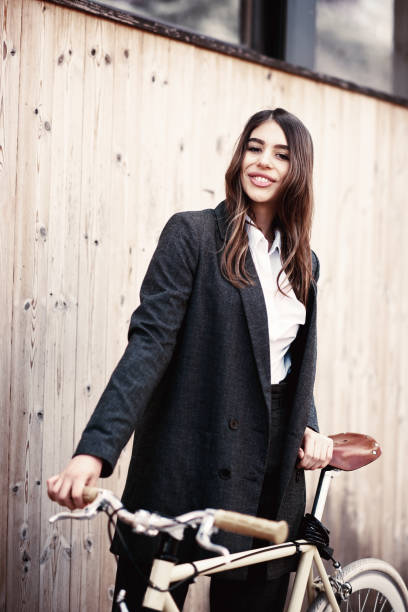 istock Woman posing with her fixie bicycle. 993631094