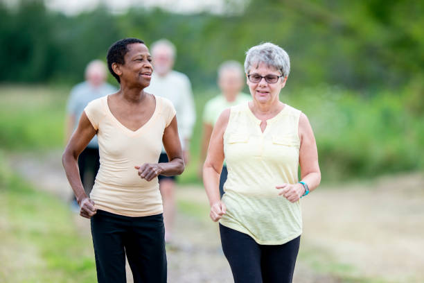 femme jogging - jogging walking footpath women photos et images de collection