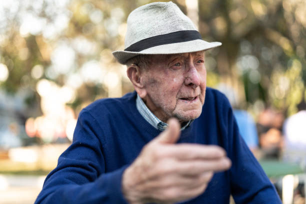 senior mâle adulte parler ; il est âgé de 91 ans - 99 photos et images de collection