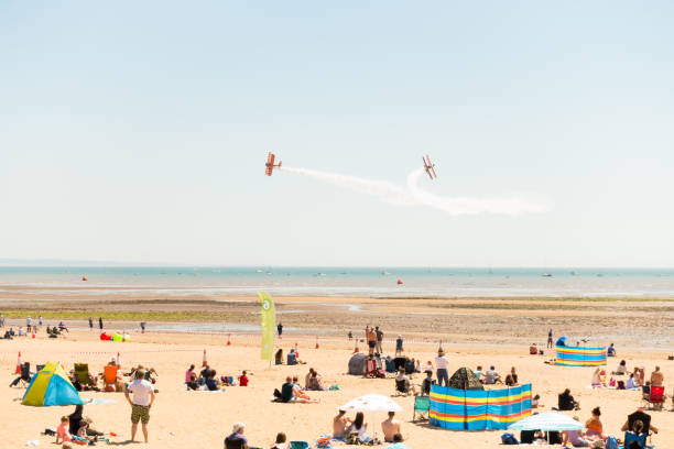 ludzie oglądają aerosuperbatics wing walkers wykonać - wales beach editorial people zdjęcia i obrazy z banku zdjęć