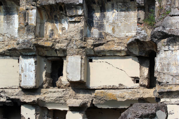 istock Demolished concrete walls at abandoned construction site 993680240