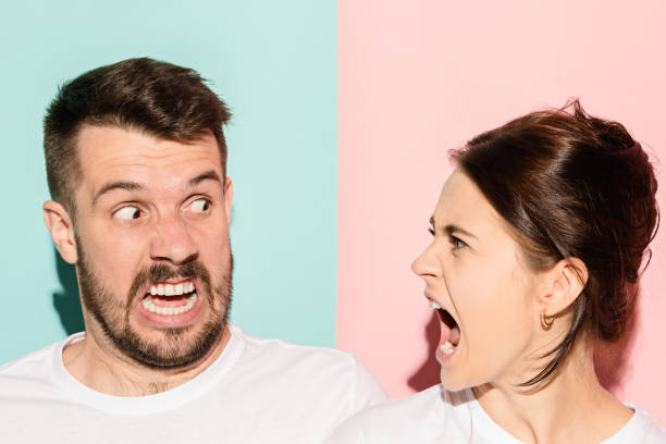 attraente coppia arrabbiata combattere e gridare l'un l'altro - fighting female conflict white foto e immagini stock