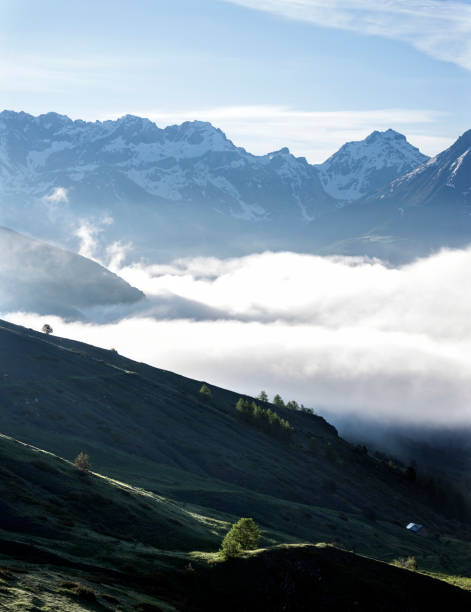 pejzaż górski w pobliżu col de vars we francuskich alpach prowansalskich wczesnym rankiem z chmurami wysuwającymi się w dolinie - mountain landscape rock european alps zdjęcia i obrazy z banku zdjęć