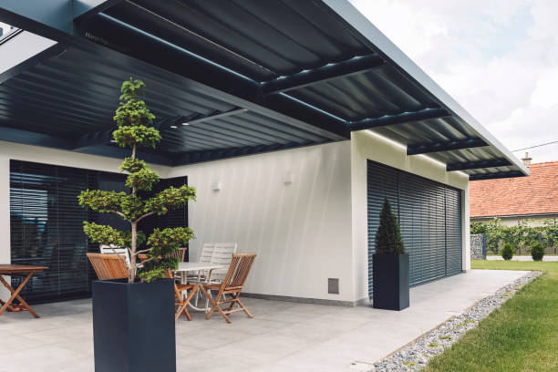 modern and beautiful patio - stone contemporary house luxury imagens e fotografias de stock