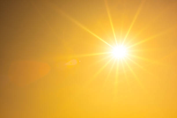 heiße sommer oder hitzewelle hintergrund, orange himmel mit leuchtenden sonne - hoch position fotos stock-fotos und bilder