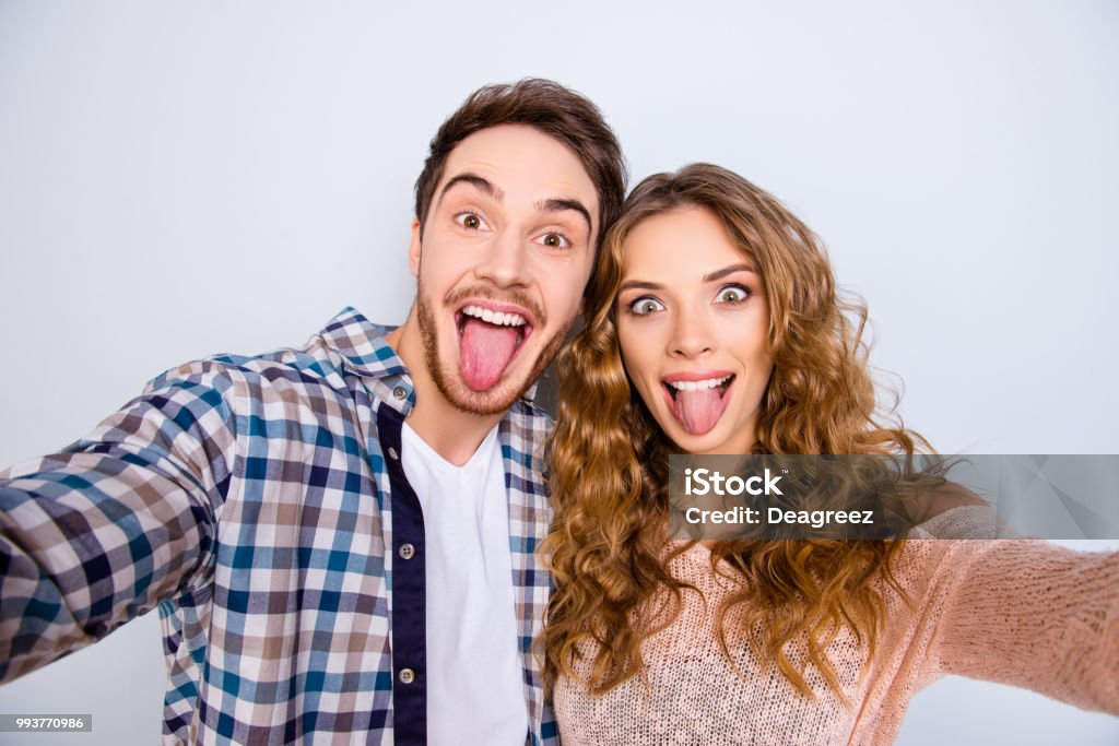 Retrato Del Uno Mismo De Pareja Funky Loco Gesticular Lengua Tener Reuniones En Línea Tiro Selfie En Cámara Frontal Aislada Sobre Fondo Gris Foto de stock y más banco de imágenes de Retrato Del Uno Mismo De Pareja Funky Loco Gesticular Lengua Tener Reuniones En Línea Tiro Selfie En Cámara Frontal Aislada Sobre Fondo Gris Foto de stock y más banco de imágenes de