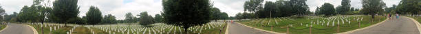 eine ansicht von arlington cemetery in washington - washington dc skyline panoramic arlington national cemetery stock-fotos und bilder