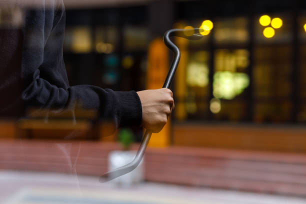 ladrón con una palanca en el fondo de la tienda. - burglary thief fear burglar fotografías e imágenes de stock